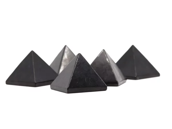 Schungit Pyramiden in unterschiedlicher dunkler Natursteinzeichnung in Gruppenansicht