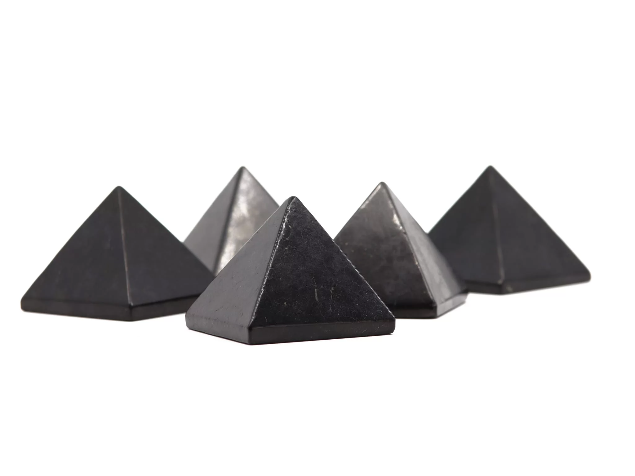 Schungit Pyramiden in unterschiedlicher dunkler Natursteinzeichnung in Gruppenansicht