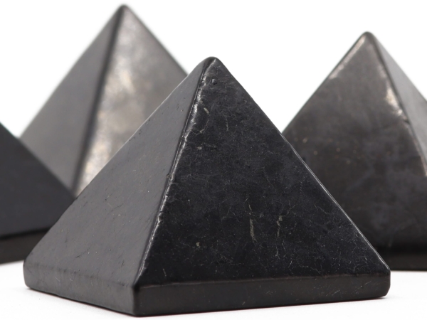 Pyramide en shungite en vue détaillée avec structure de surface noire naturelle