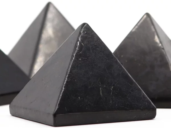 Schungit Pyramide als Detailansicht mit natürlicher schwarzer Oberflächenstruktur