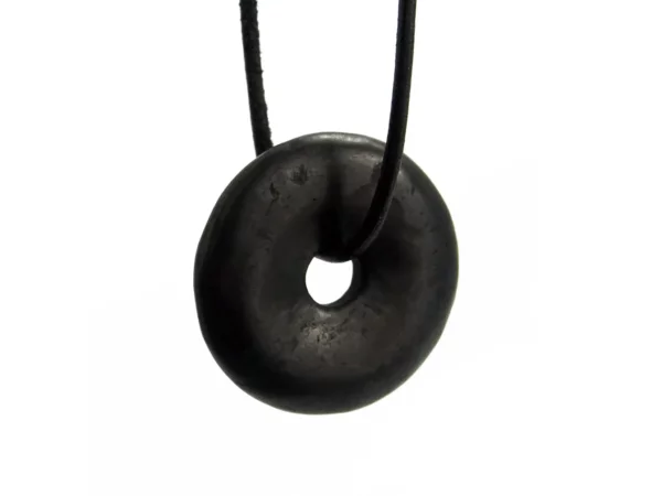 Pendentif donut en shungite noir avec collier noir en vue frontale rapprochée sur fond blanc