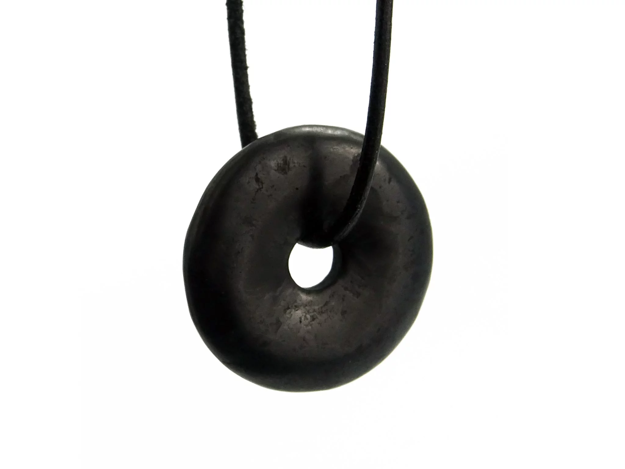 Pendentif donut en shungite noir avec collier noir en vue frontale rapprochée sur fond blanc