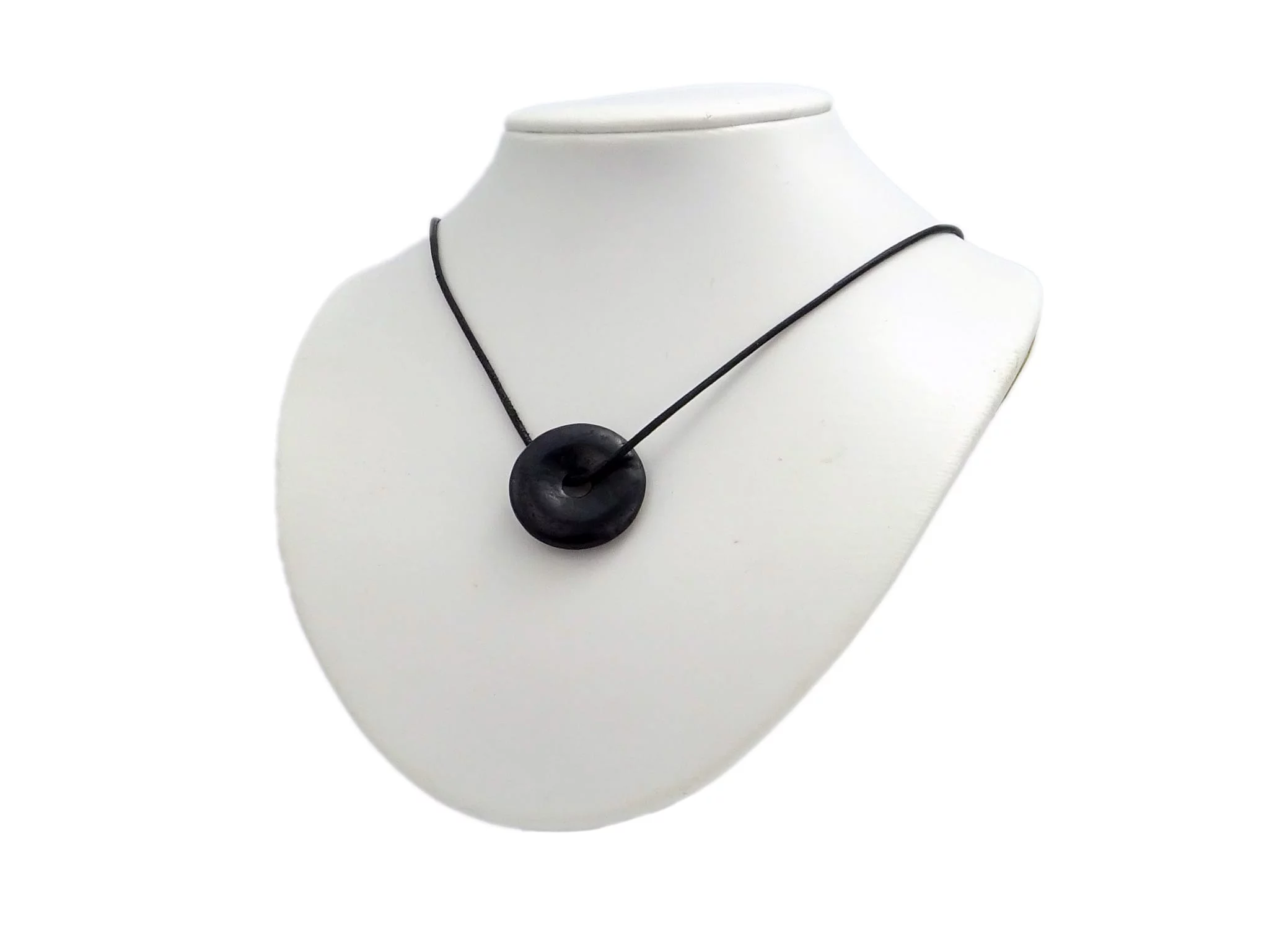 Pendentif donut en shungite sur collier noir en vue portée sur un buste de présentation blanc