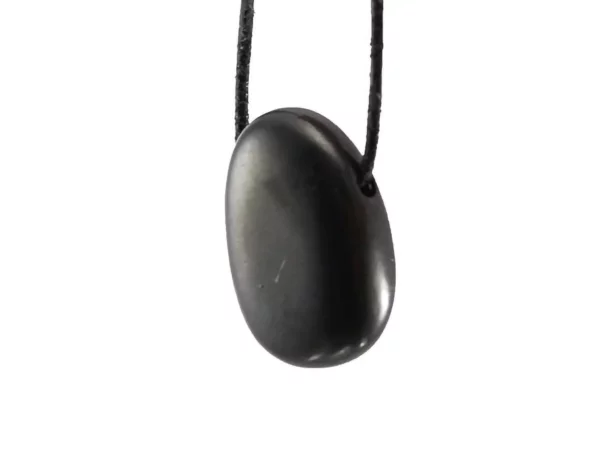 Pendentif pierre trouée en shungite de forme ovale noire avec collier sur fond blanc