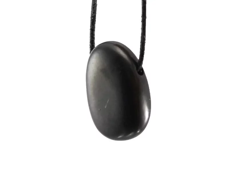 Schungit Lochstein-Anhänger in schwarzer, ovaler Form mit Halsband vor weissem Hintergrund