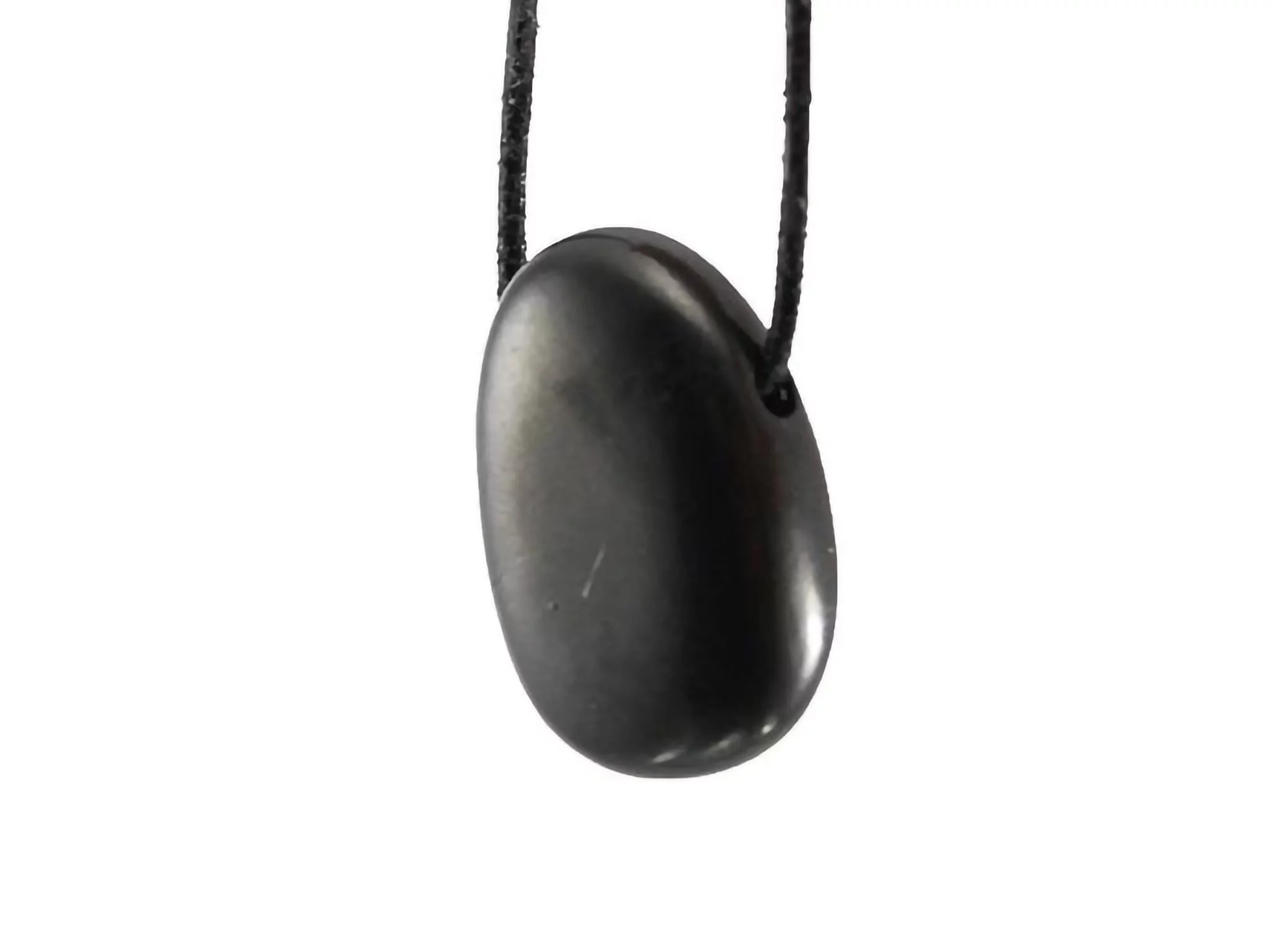 Pendentif pierre trouée en shungite de forme ovale noire avec collier sur fond blanc
