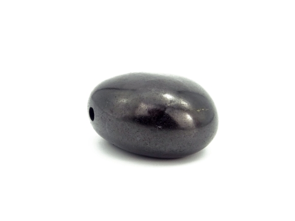 Pendentif pierre trouée en shungite en vue latérale rapprochée avec trou visible