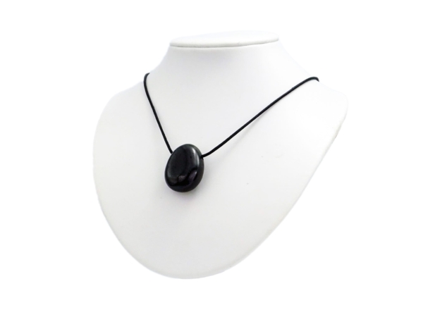 Pendentif pierre trouée en shungite sur collier noir sur buste de présentation blanc