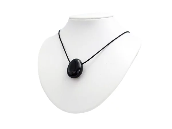 Schungit Lochstein-Anhänger an schwarzem Halsband auf weisser Schmuckbüste