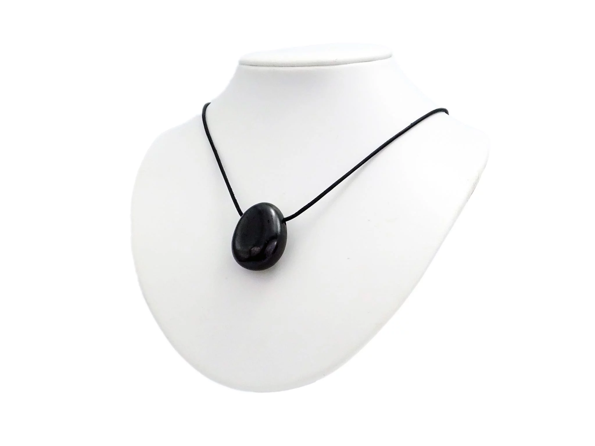 Pendentif pierre trouée en shungite sur collier noir sur buste de présentation blanc