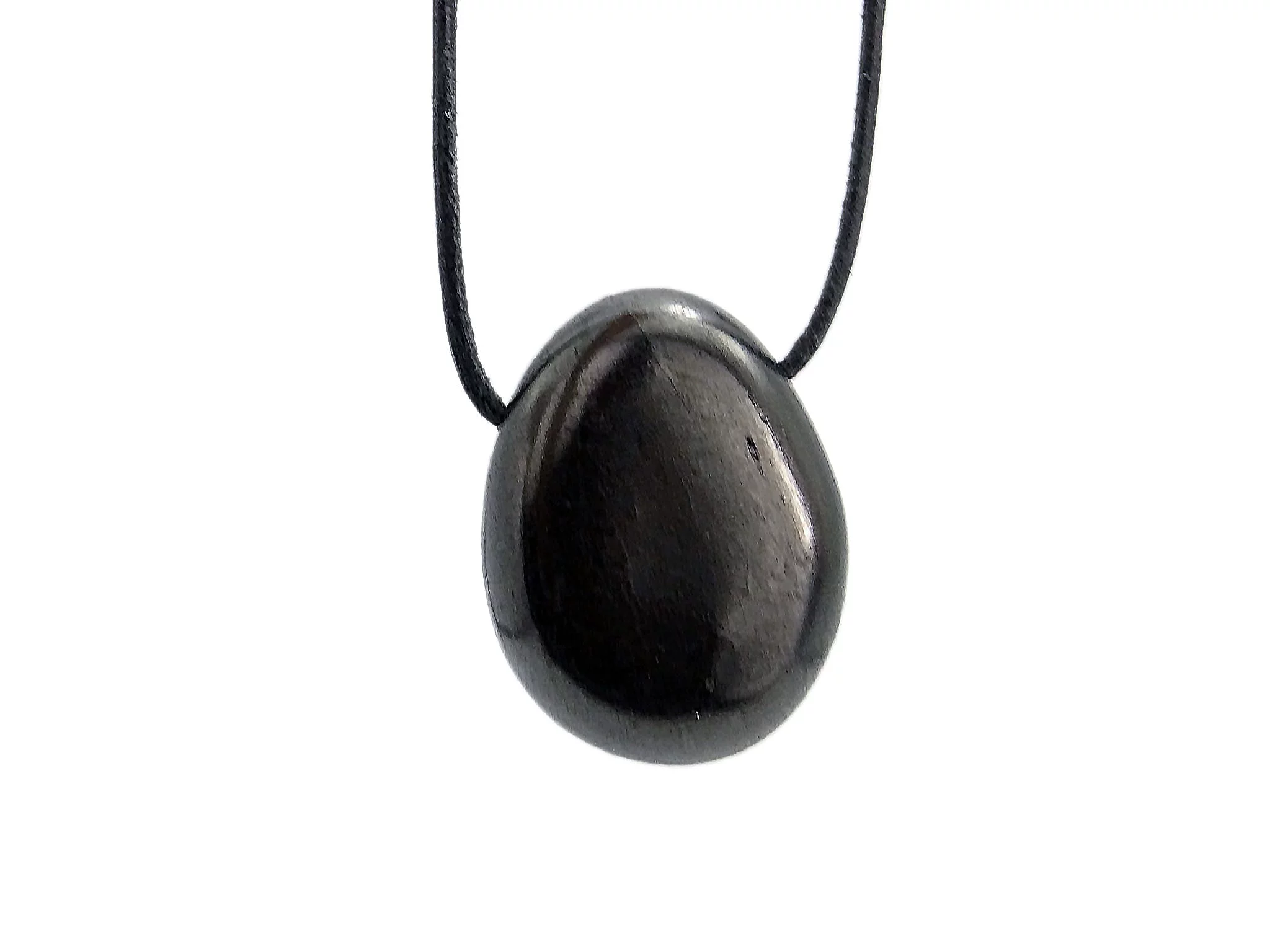 Pendentif pierre trouée en shungite avec surface noire brillante polie en vue rapprochée