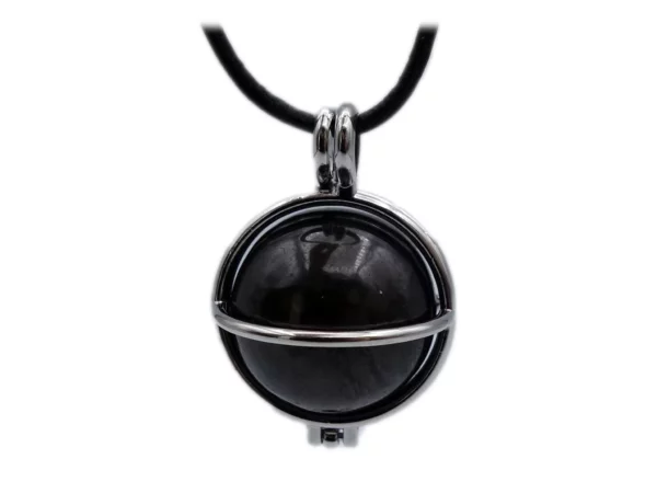 Pendentif en pierre de shungite sous forme de boule noire dans une cage argentée avec collier noir