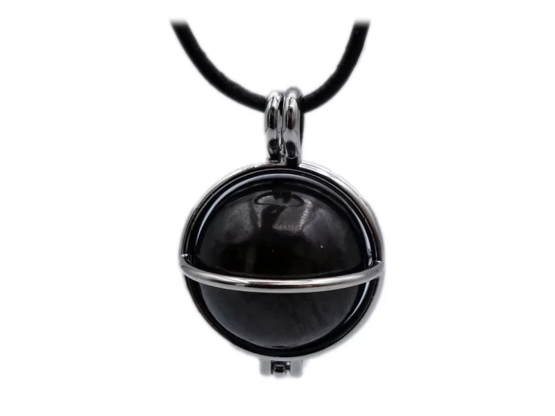 Ciondolo in pietra preziosa di Shungite come sfera nera in gabbia argentata con collana nera