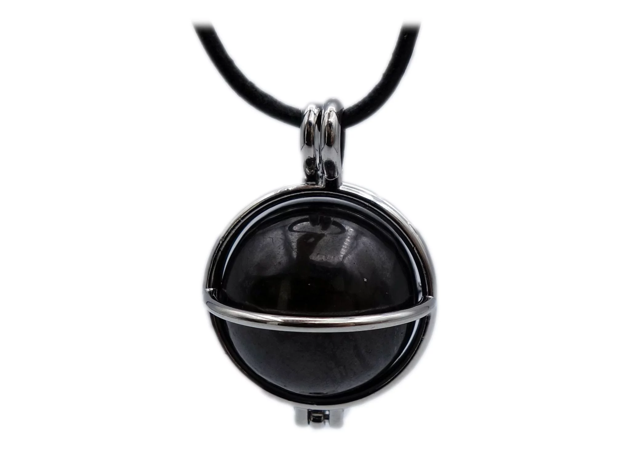 Pendentif en pierre de shungite sous forme de boule noire dans une cage argentée avec collier noir