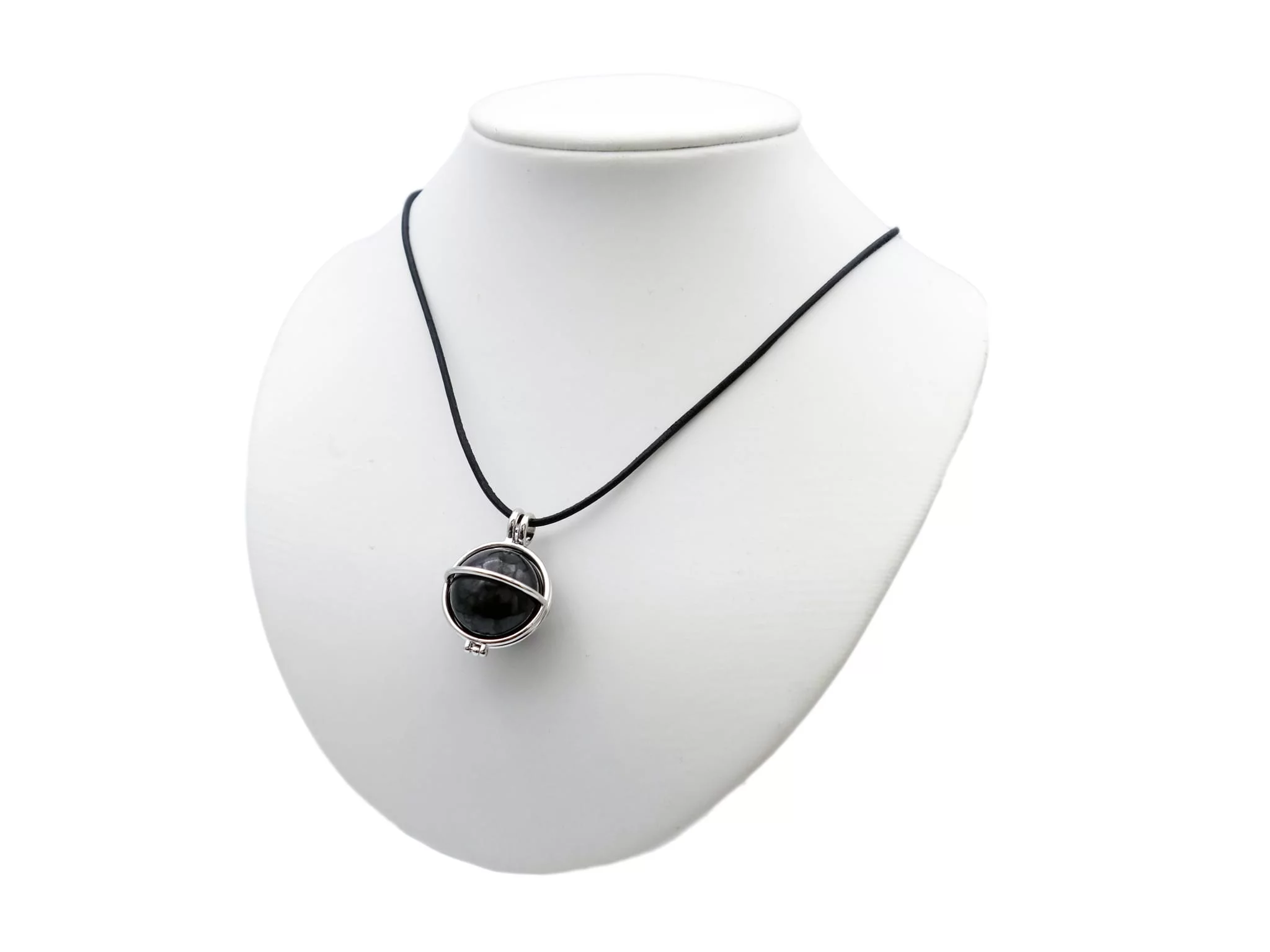 Pendentif en pierre de shungite comme collier sur un buste de bijou blanc en vue portée