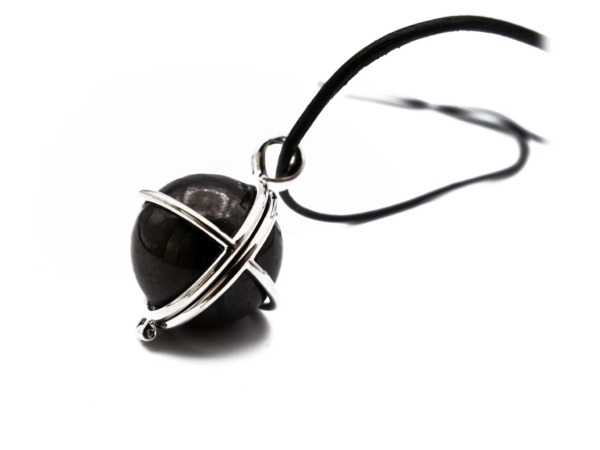 Pendentif en pierre de shungite en vue détaillée latérale avec cage argentée et cordon noir