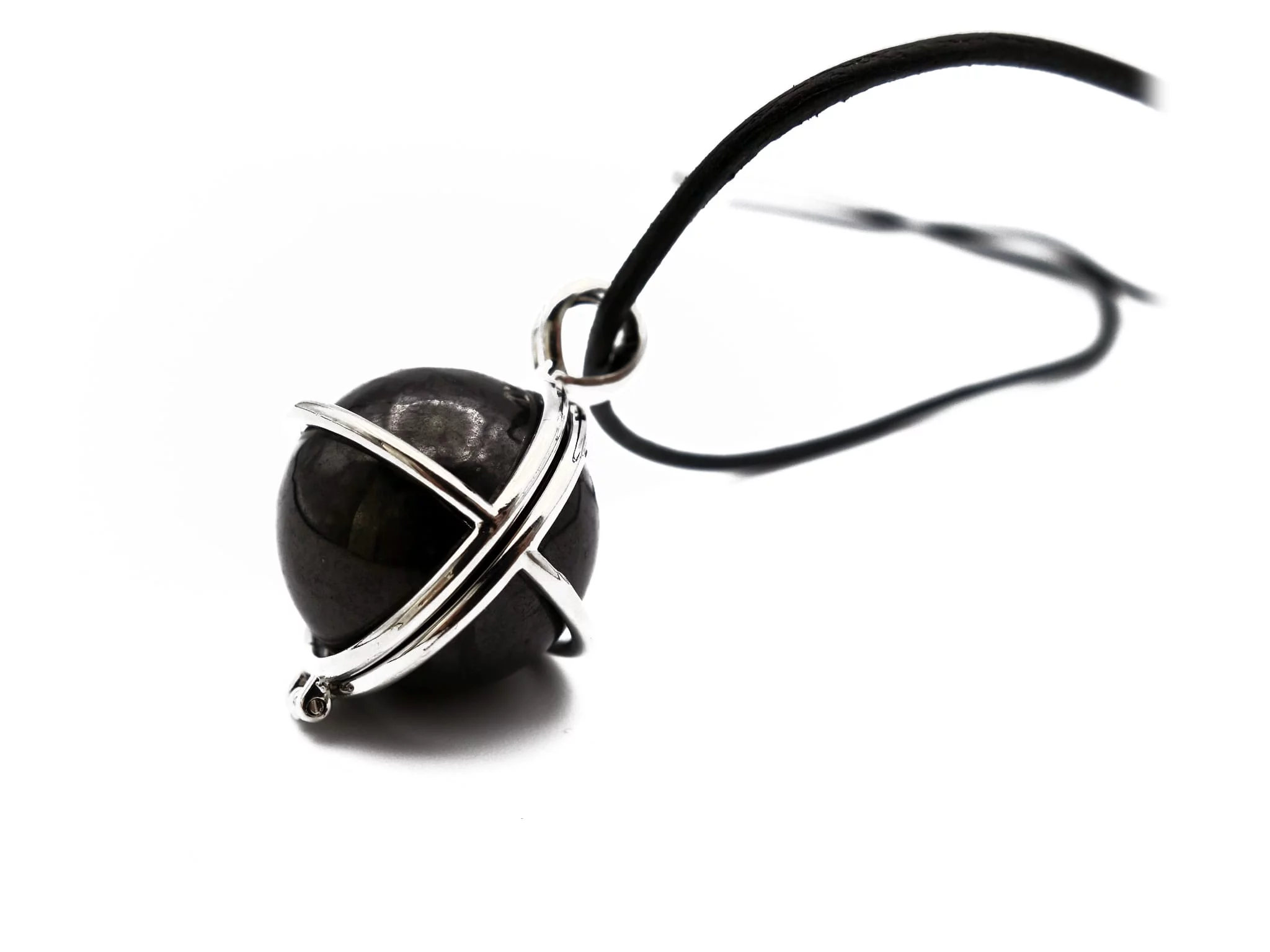 Pendentif en pierre de shungite en vue détaillée latérale avec cage argentée et cordon noir