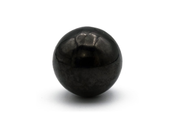 Pendentif en pierre de shungite sous forme de boule de pierre noire brillante en gros plan sur fond blanc