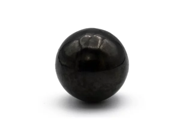 Schungit Edelstein Anhänger als glänzende schwarze Steinkugel in Nahansicht auf weissem Hintergrund