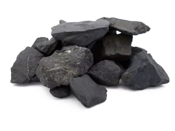 Pietre d'acqua in Shungite come mucchio di pietre naturali nere non trattate su sfondo bianco