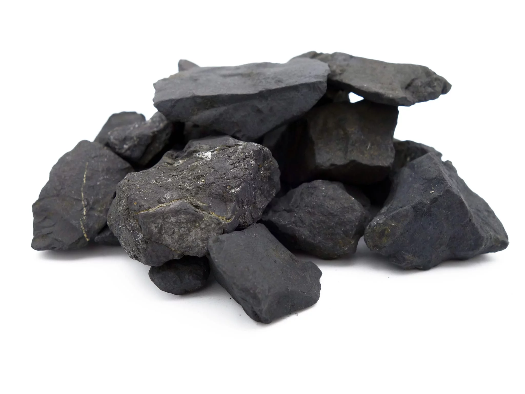 Pietre d'acqua in Shungite come mucchio di pietre naturali nere non trattate su sfondo bianco