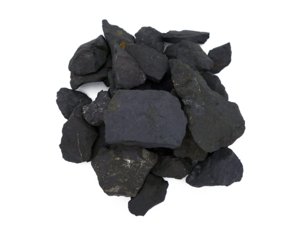 Pietre d'acqua in Shungite in vista dall'alto con frammenti di pietra nera piatti e irregolari