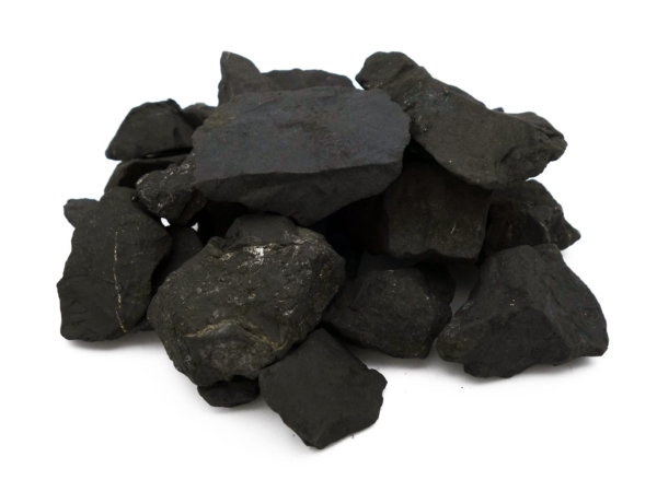 Pietre d'acqua in Shungite come miscela di pietre naturali scure in una vista laterale ravvicinata su bianco