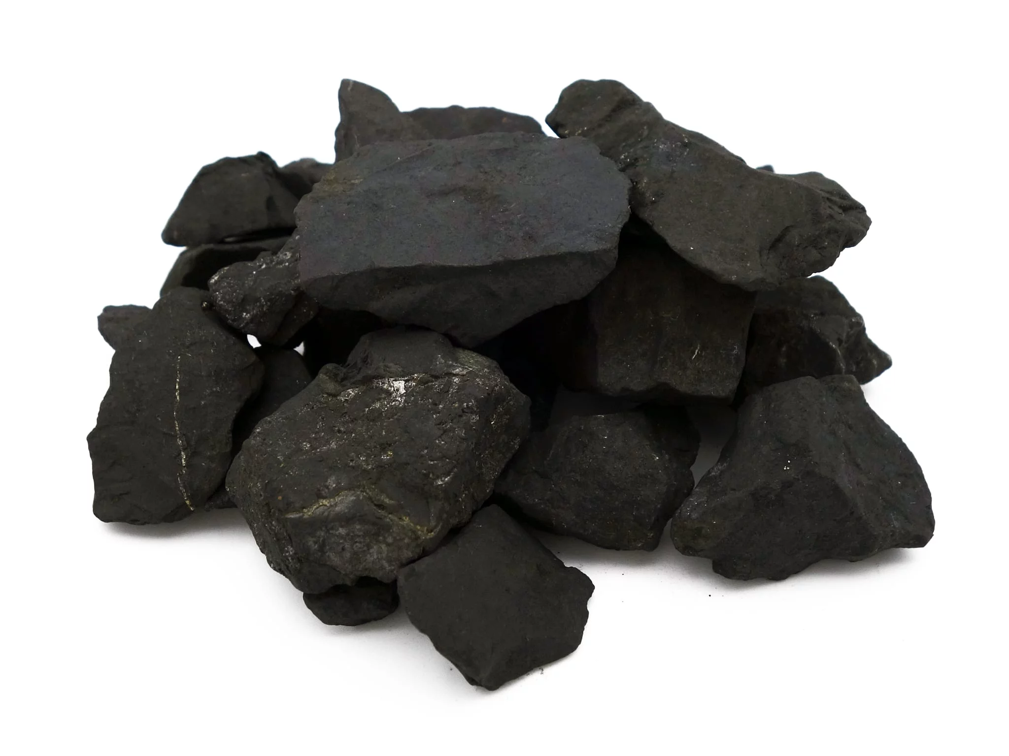 Pietre d'acqua in Shungite come miscela di pietre naturali scure in una vista laterale ravvicinata su bianco