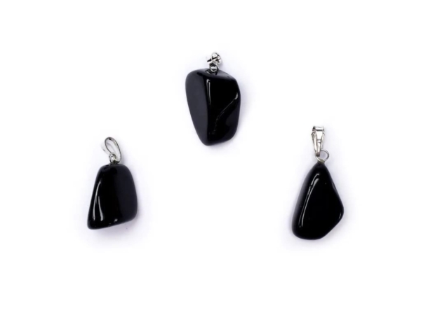 Pendentif en pierre précieuse obsidienne noire en trois formes différentes de pierres naturelles polies