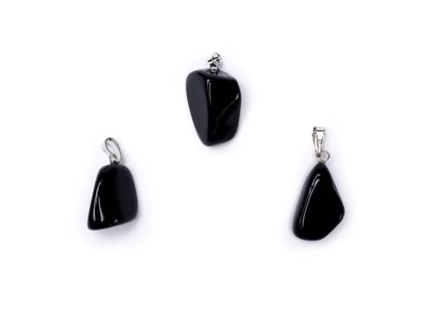 Schwarzer Obsidian Edelstein Anhänger in drei unterschiedlichen polierten Natursteinformen