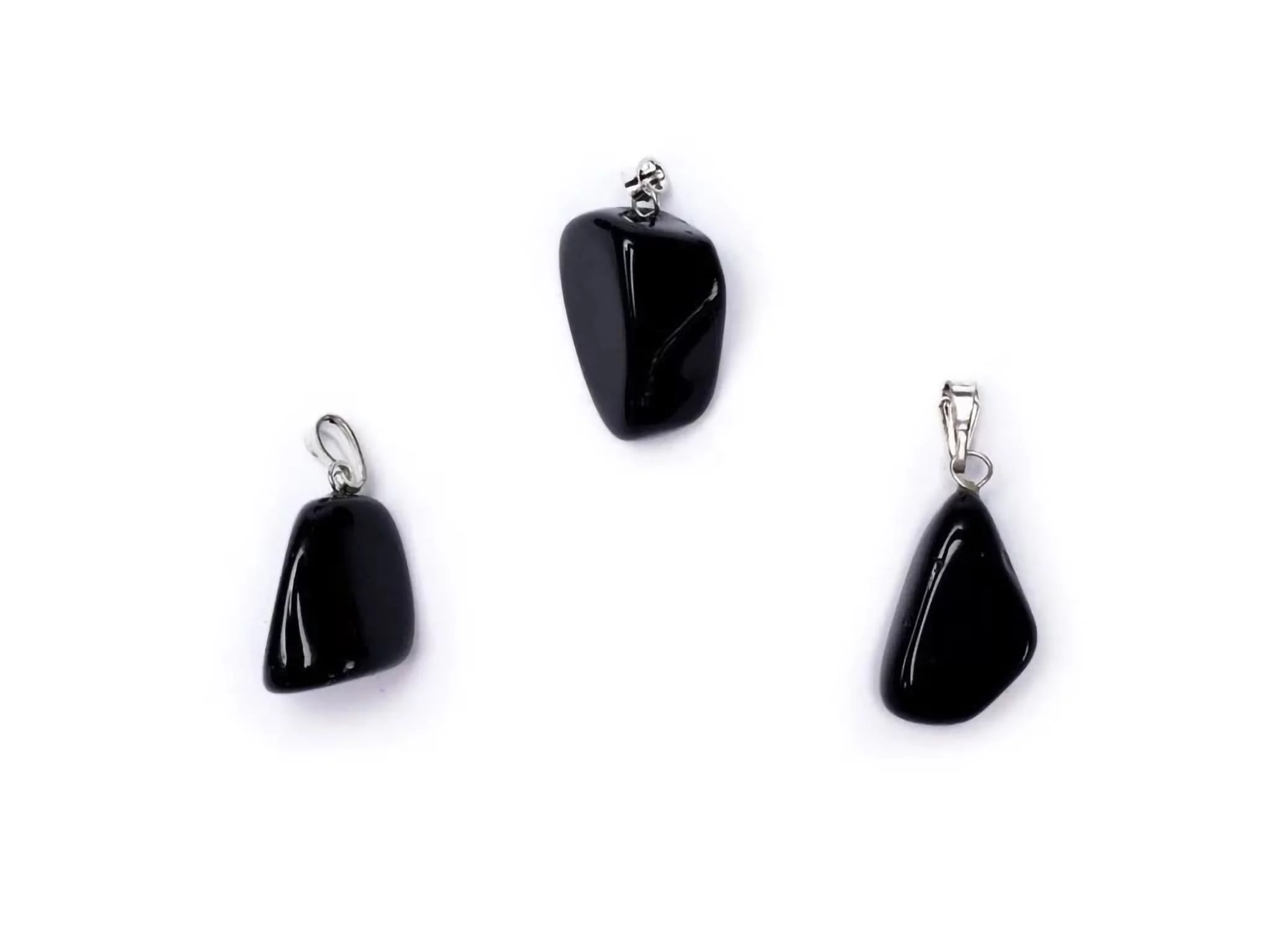 Schwarzer Obsidian Edelstein Anhänger in drei unterschiedlichen polierten Natursteinformen