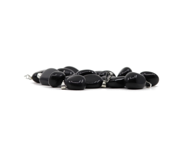 Groupe de pendentifs en pierre précieuse obsidienne noire avec surfaces brillantes et bélières métalliques