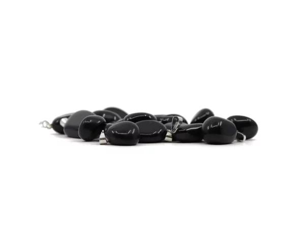 Schwarzer Obsidian Edelstein Anhänger als Gruppe mit glänzenden Oberflächen und Metallösen