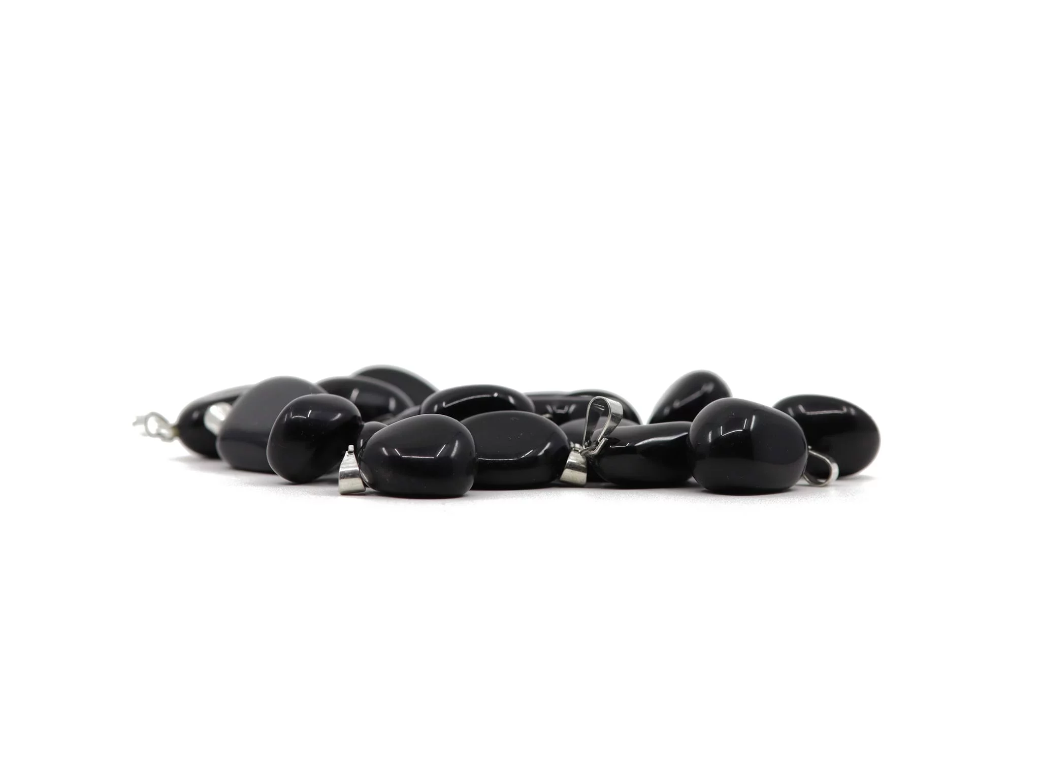 Schwarzer Obsidian Edelstein Anhänger als Gruppe mit glänzenden Oberflächen und Metallösen