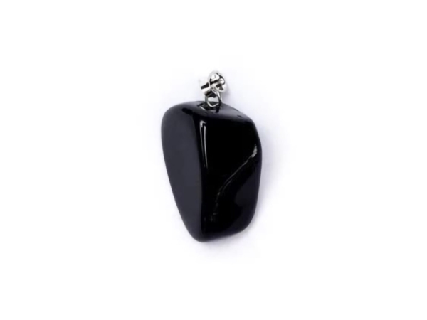 Détail rapproché d’un pendentif en pierre précieuse obsidienne noire avec bélière métallique argentée
