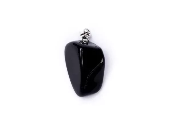 Schwarzer Obsidian Edelstein Anhänger als nahes Detail mit silberfarbener Metallöse