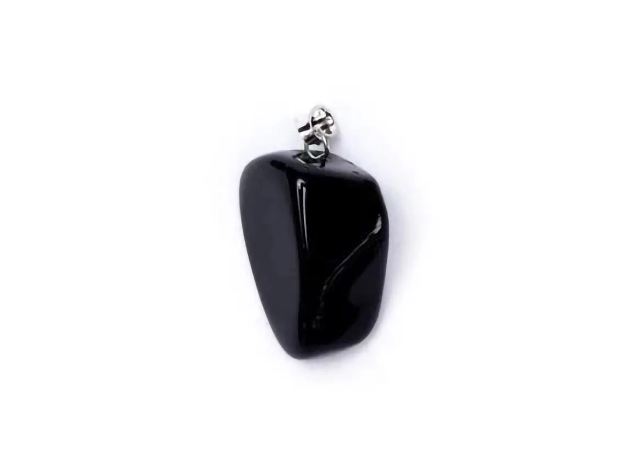 Schwarzer Obsidian Edelstein Anhänger als nahes Detail mit silberfarbener Metallöse