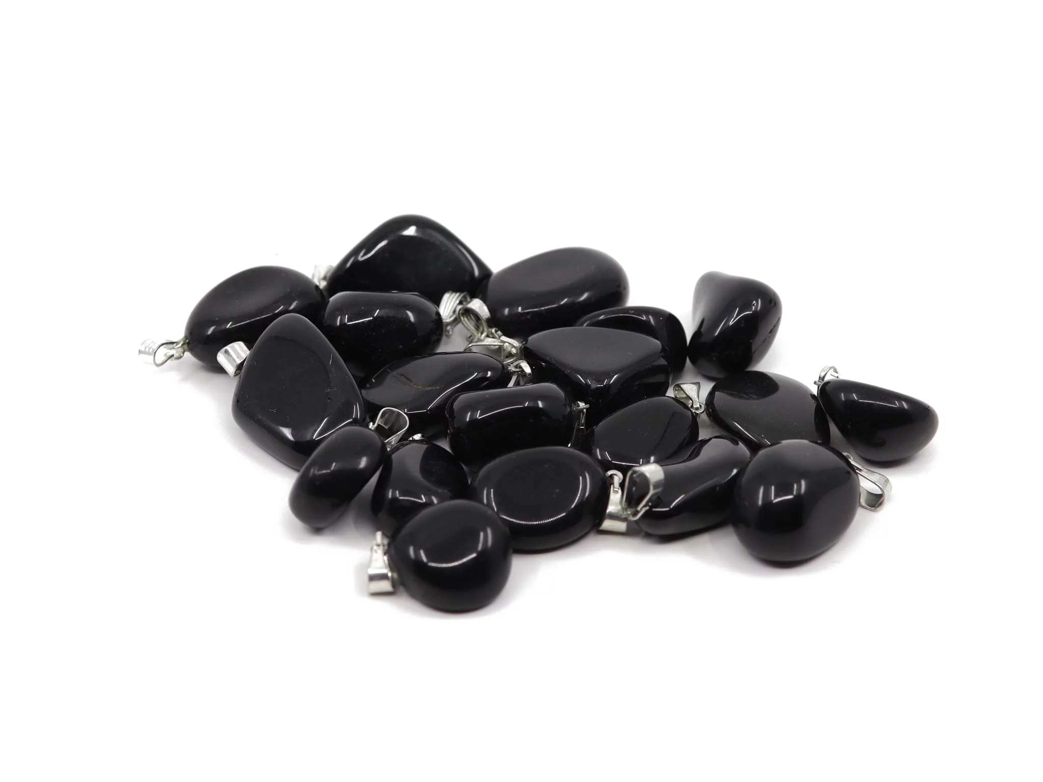 Schwarzer Obsidian Edelstein Anhänger als Auswahl vieler glatt polierter schwarzer Steine
