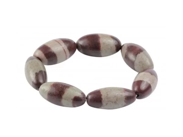 Shiva Lingam Armband mit länglichen braun-beige gemusterten Edelsteinen auf weissem Hintergrund