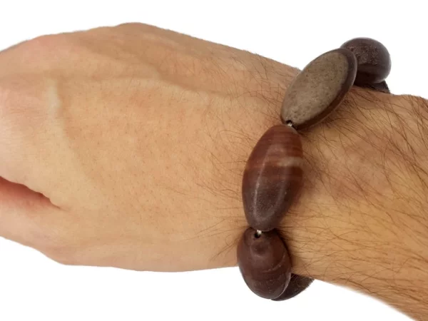Shiva Lingam Armband in Nahansicht am Handgelenk mit längsgebohrten Natursteinen