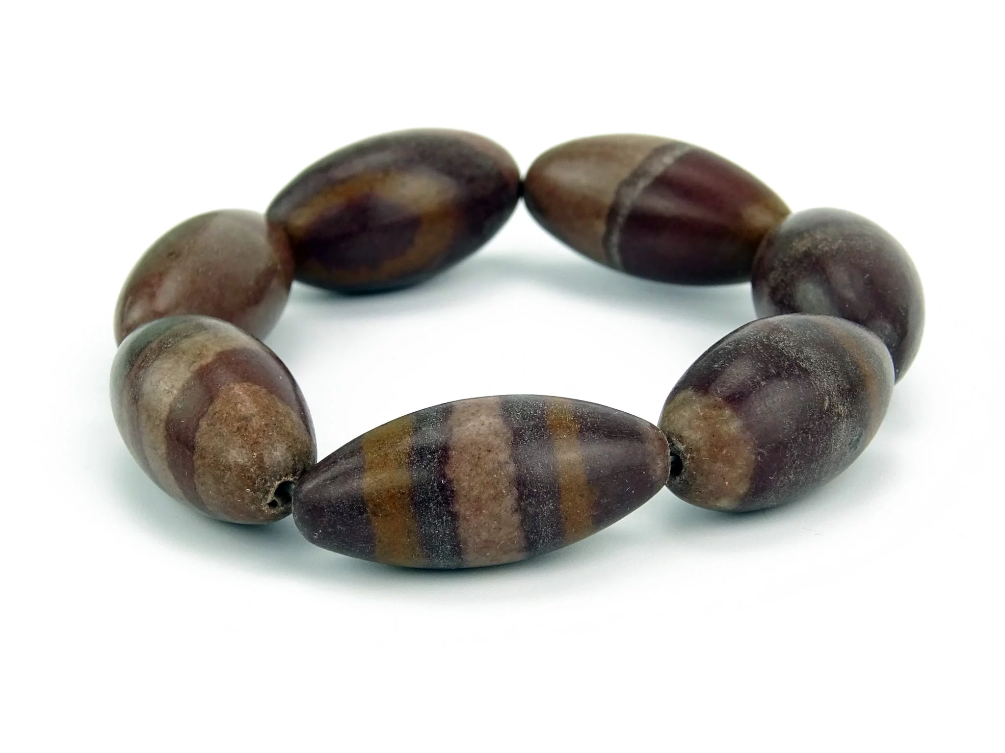 Shiva Lingam Armband in Detailansicht mit ovalen, dunkelbraun gemusterten Edelsteinen