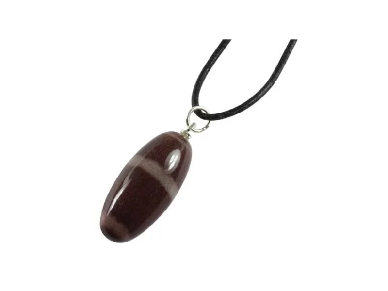 Pendentif en pierre précieuse Shiva Lingam avec veinage sombre, œillet argenté et cordon noir