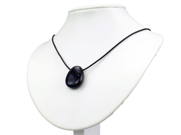 Pendentif Sodalite en pierre précieuse sur collier noir, porté sur un buste de bijou blanc