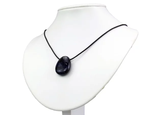 Sodalith Edelstein Anhänger an schwarzem Halsband als Trageansicht auf weisser Schmuckbüste
