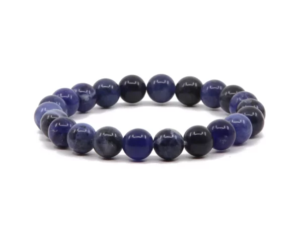 Bracciale in pietra preziosa sodalite con sfere blu scuro lucidate in vista frontale completa su sfondo bianco