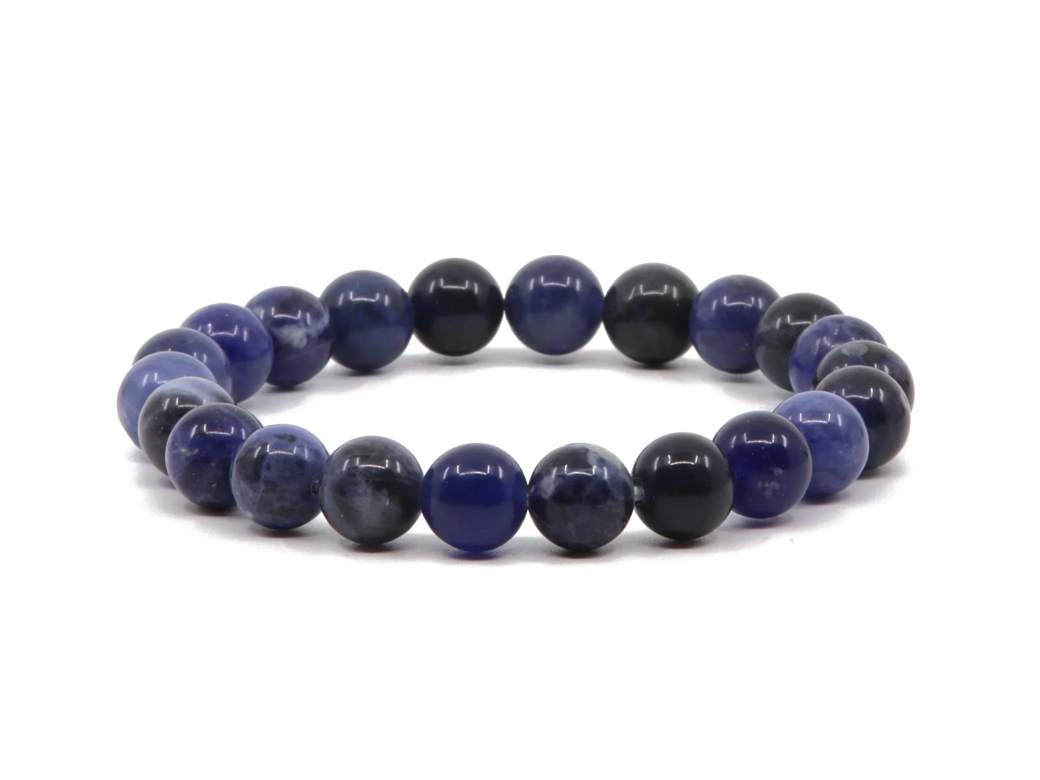 Bracciale in pietra preziosa sodalite con sfere blu scuro lucidate in vista frontale completa su sfondo bianco