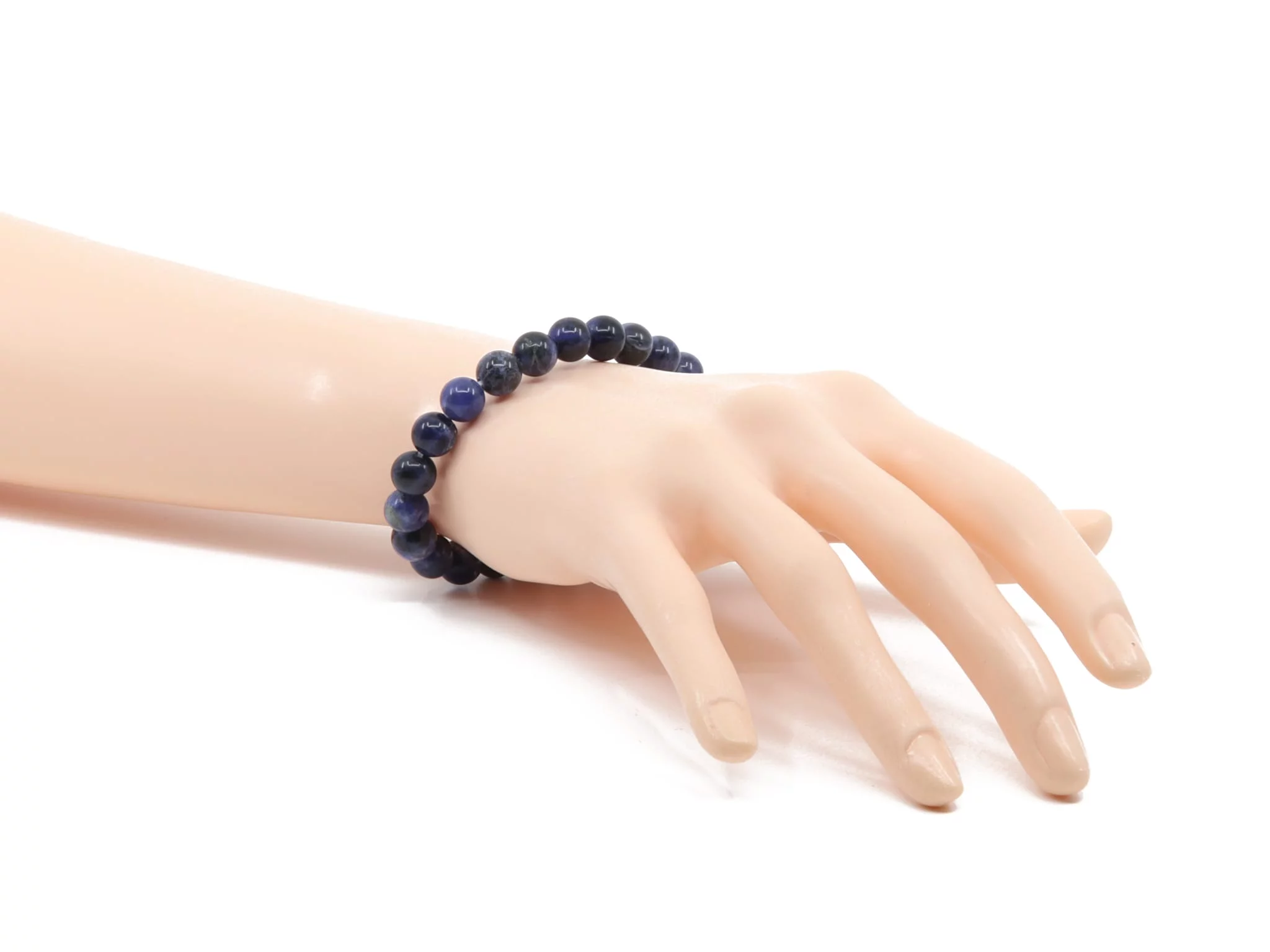 Bracciale in pietra preziosa sodalite indossato al polso con sfere in pietra naturale blu scuro