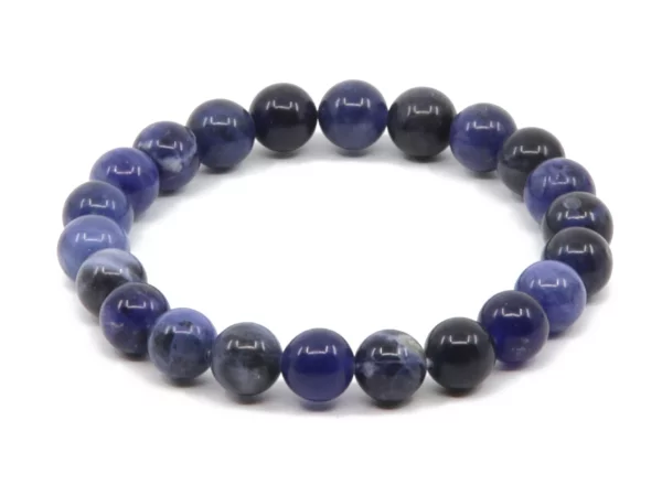 Sodalith Edelsteinarmband mit glänzenden blauen und blauschwarzen Kugeln in Draufsicht