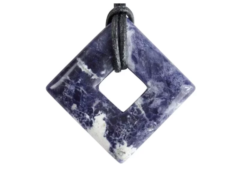 Pendentif Square Donut en sodalite avec cordon en cuir noir, vue de face rapprochée sur fond blanc