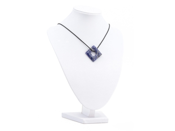 Ciondolo in sodalite square donut su collana nera su busto per gioielli bianco